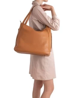 Leder-Schultertasche "Fiesole" In Cognac - (B)34 X (H)29 X (T)15 Cm -Damenmodegeschäft lucca baldi leder schultertasche fiesole in cognac b 34 x h 29 x t 15 cm 6