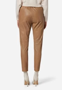 Lederhose Carillo In Taupe -Damenmodegeschäft ricano lederhose carillo in taupe 2