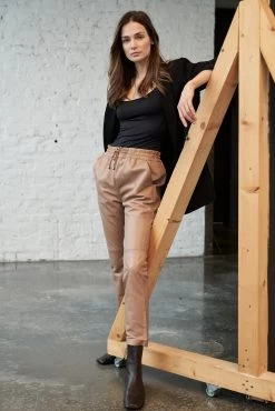 Lederhose Carillo In Taupe -Damenmodegeschäft ricano lederhose carillo in taupe 5